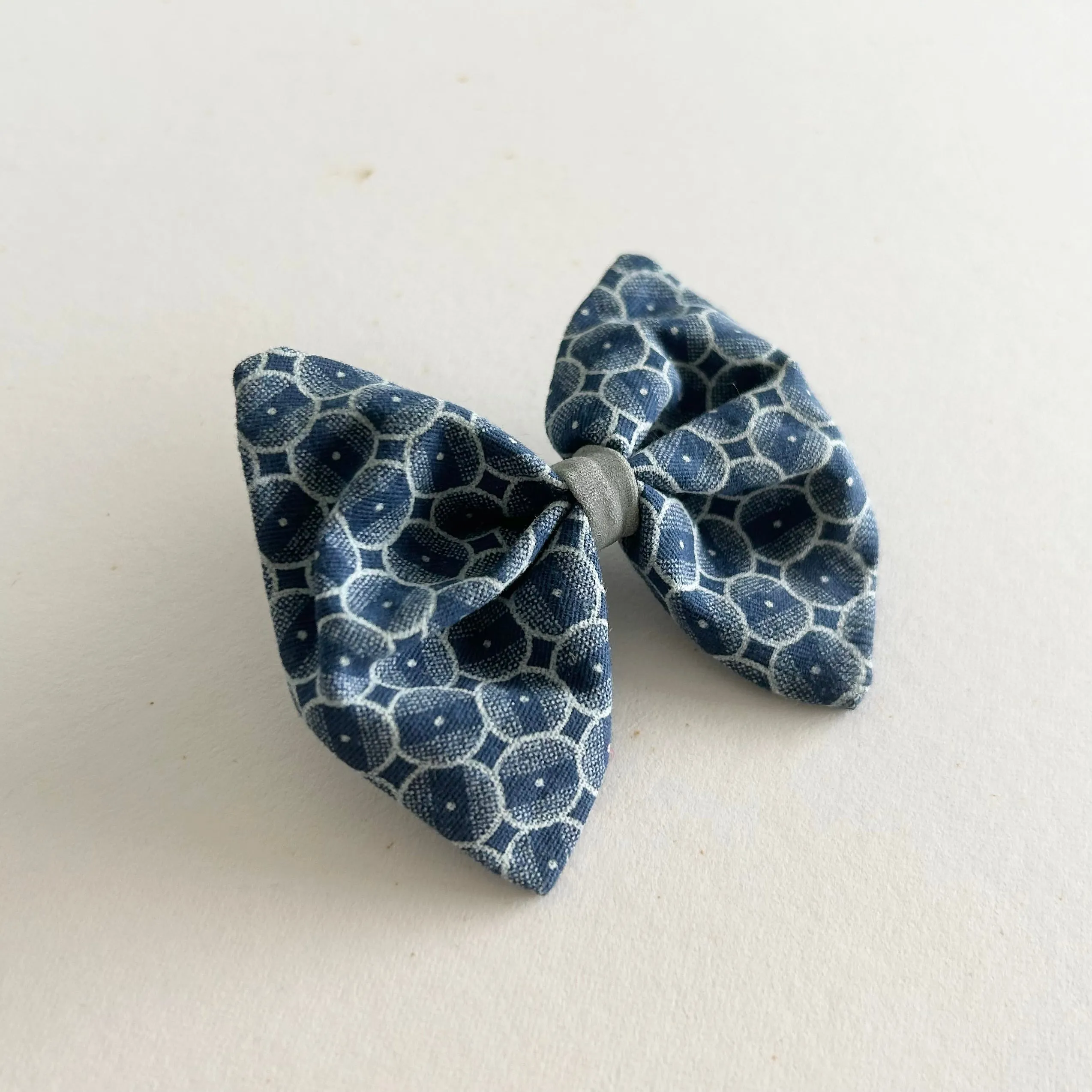 Hiro Wolf Dog Bow Tie: ShweShwe Navy Circles